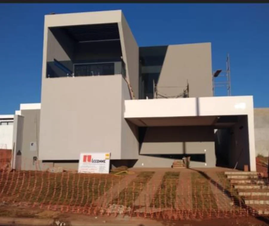 Casa em condomínio com acesso pavimentado
