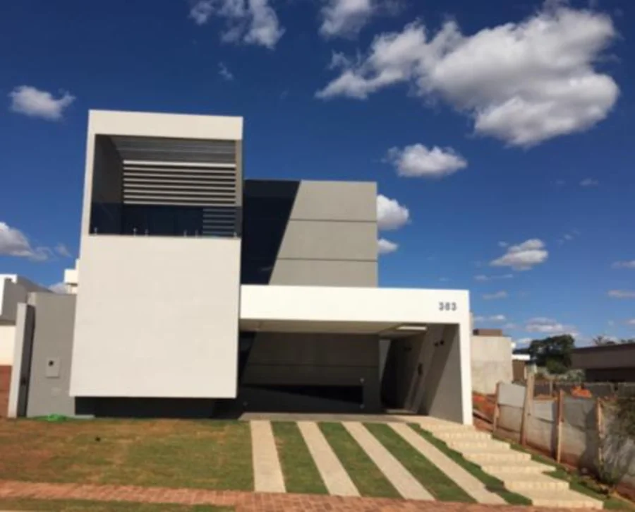 Residência com volumes brancos e linhas retas