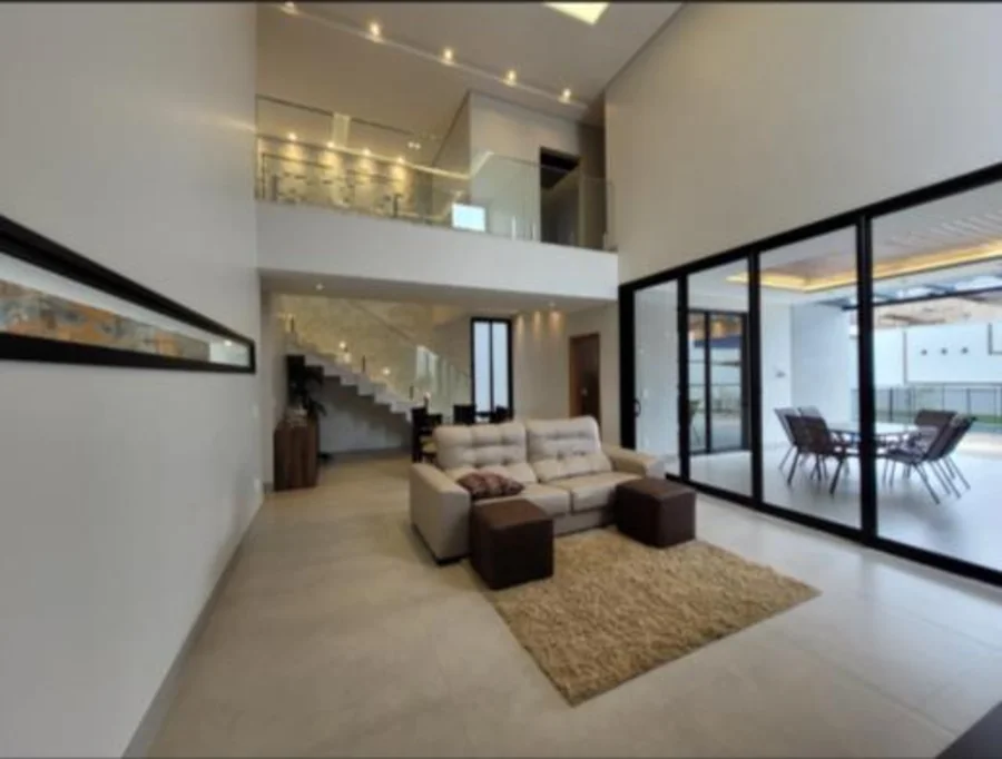 Interior amplo de residência com pé direito elevado