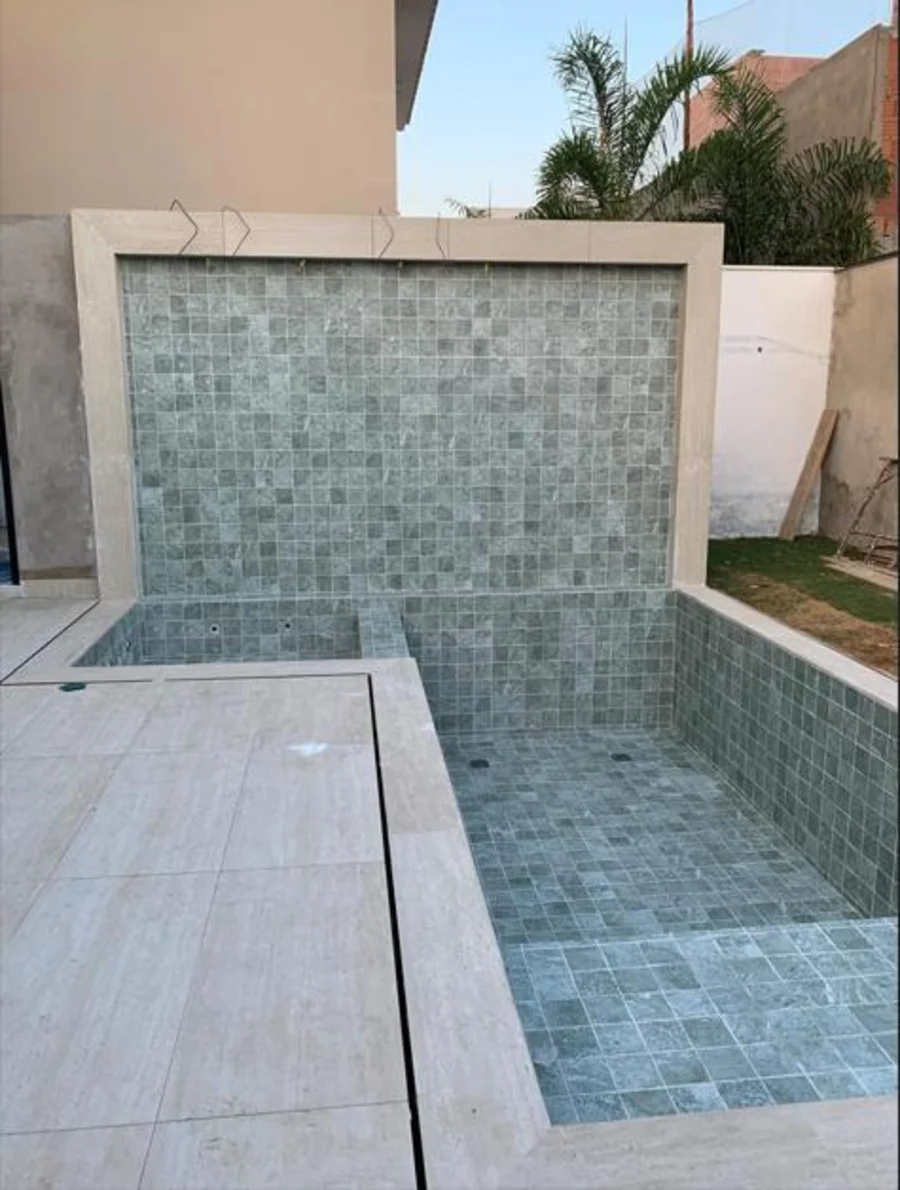 Área de lazer residencial com piscina