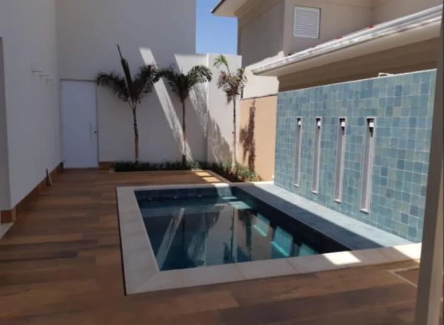 Detalhe de área externa residencial com revestimento e piscina
